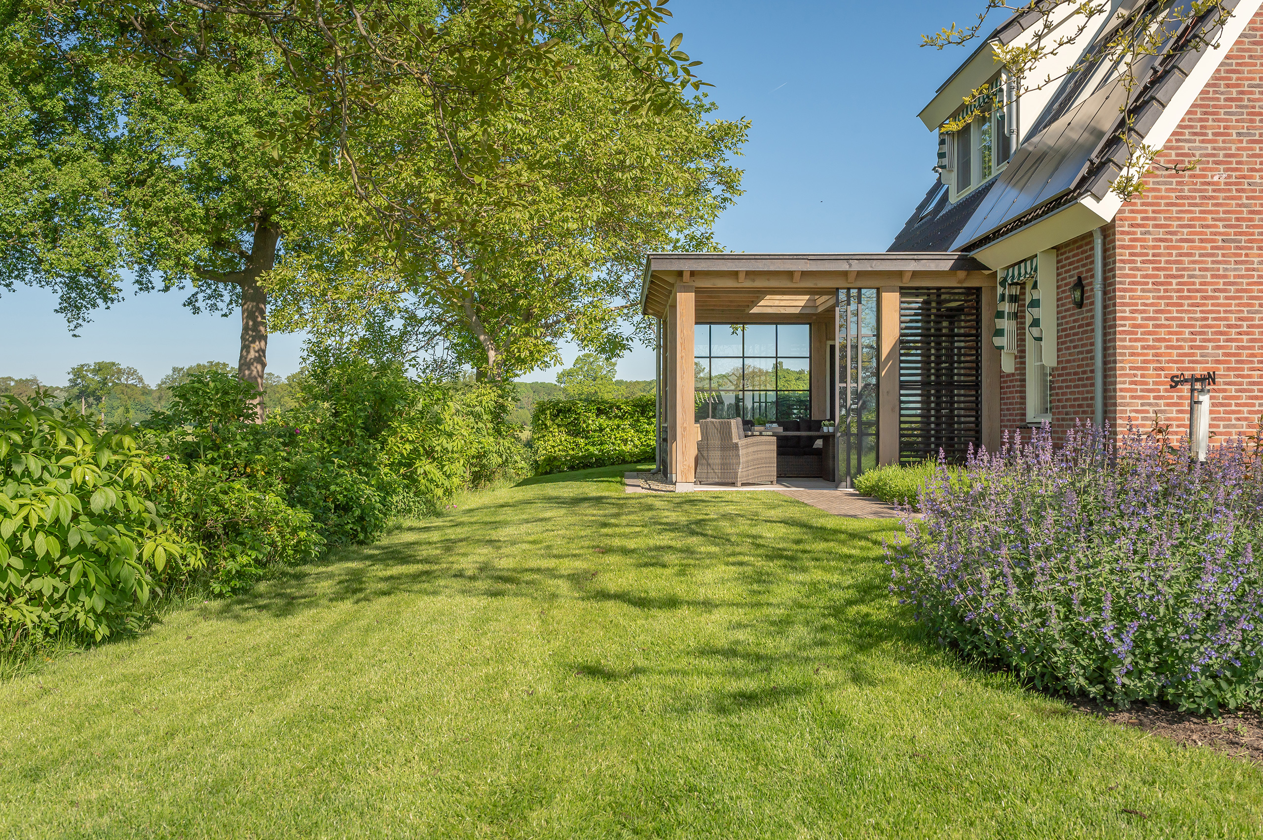 In Lochem realiseerden wij deze houten overkapping aan de woning.