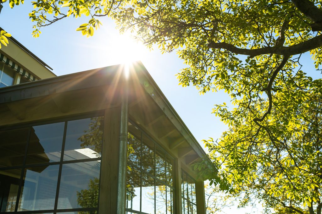 Houten overkapping met veel glas