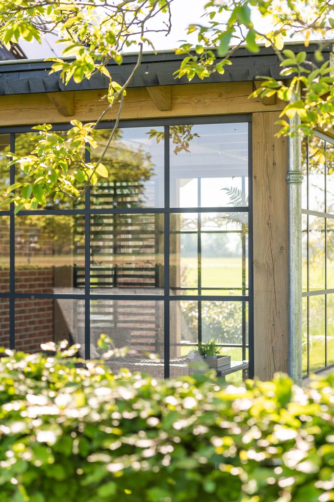 Houten overkapping aan de woning in Lochem