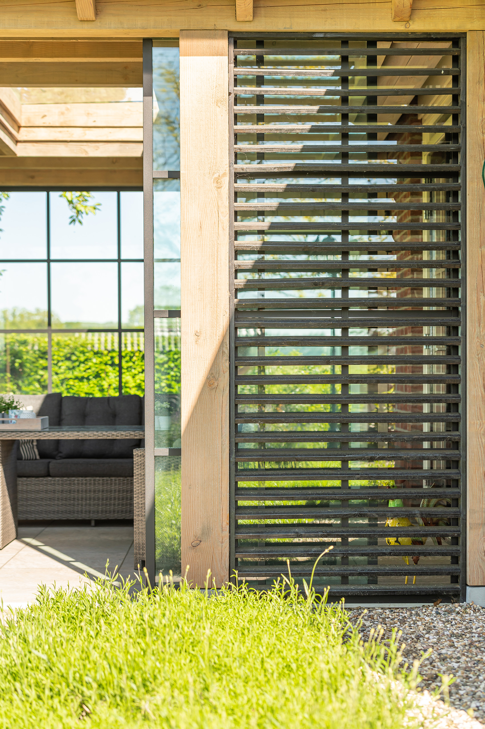 Houten overkapping aan de woning in Lochem