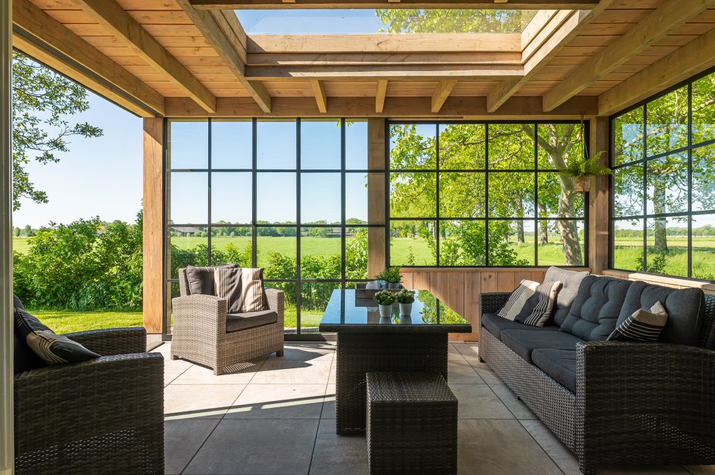 Houten overkapping aan de woning in Lochem