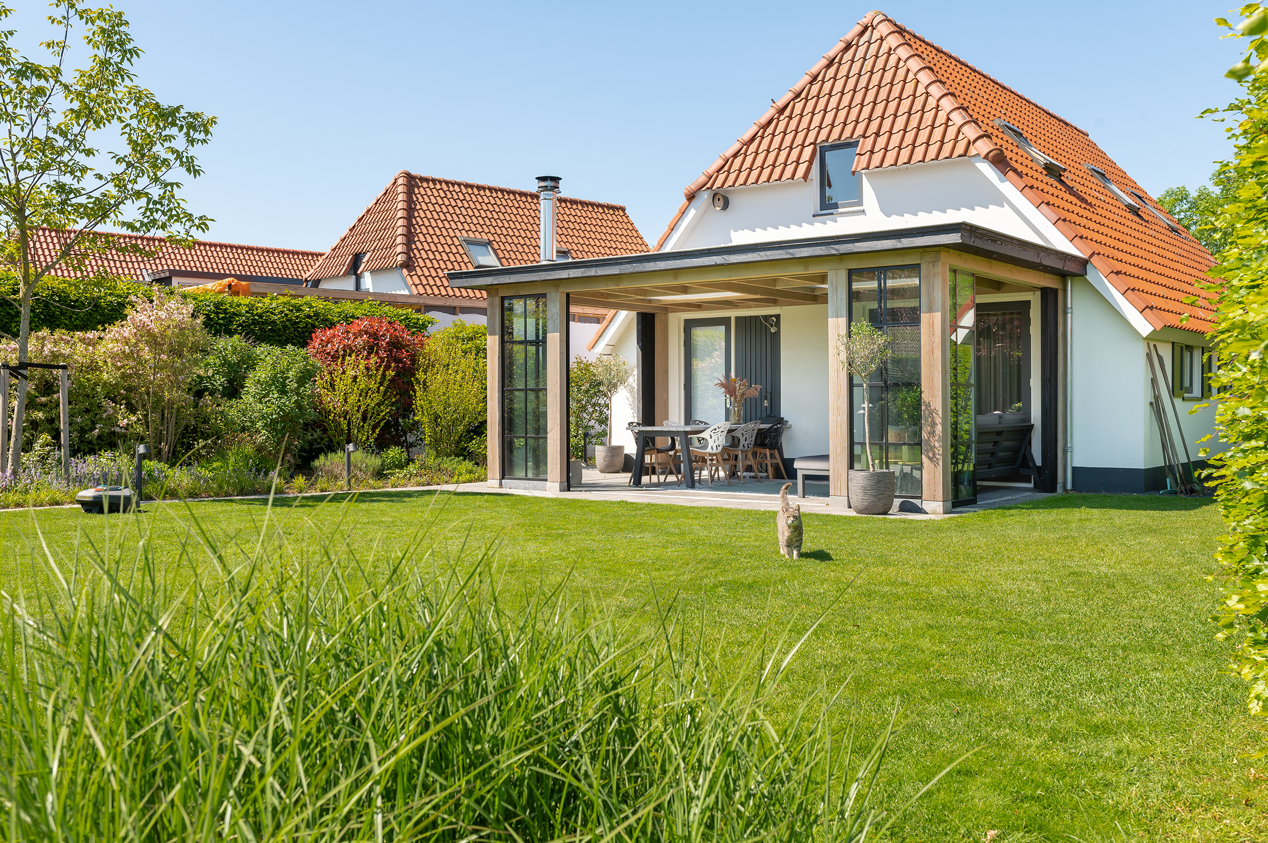 Overkapping aan huis? Bekijk dit buitenverblijf in Lathum.