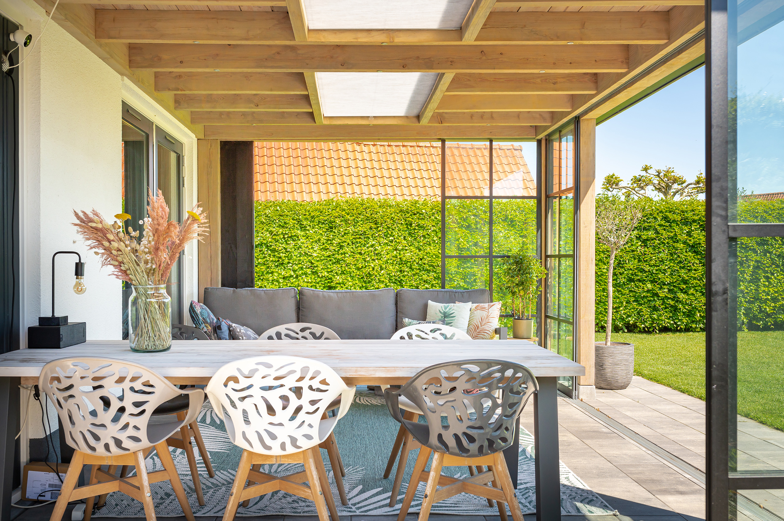 Hele jaar door genieten in deze maatwerk overkapping aan huis