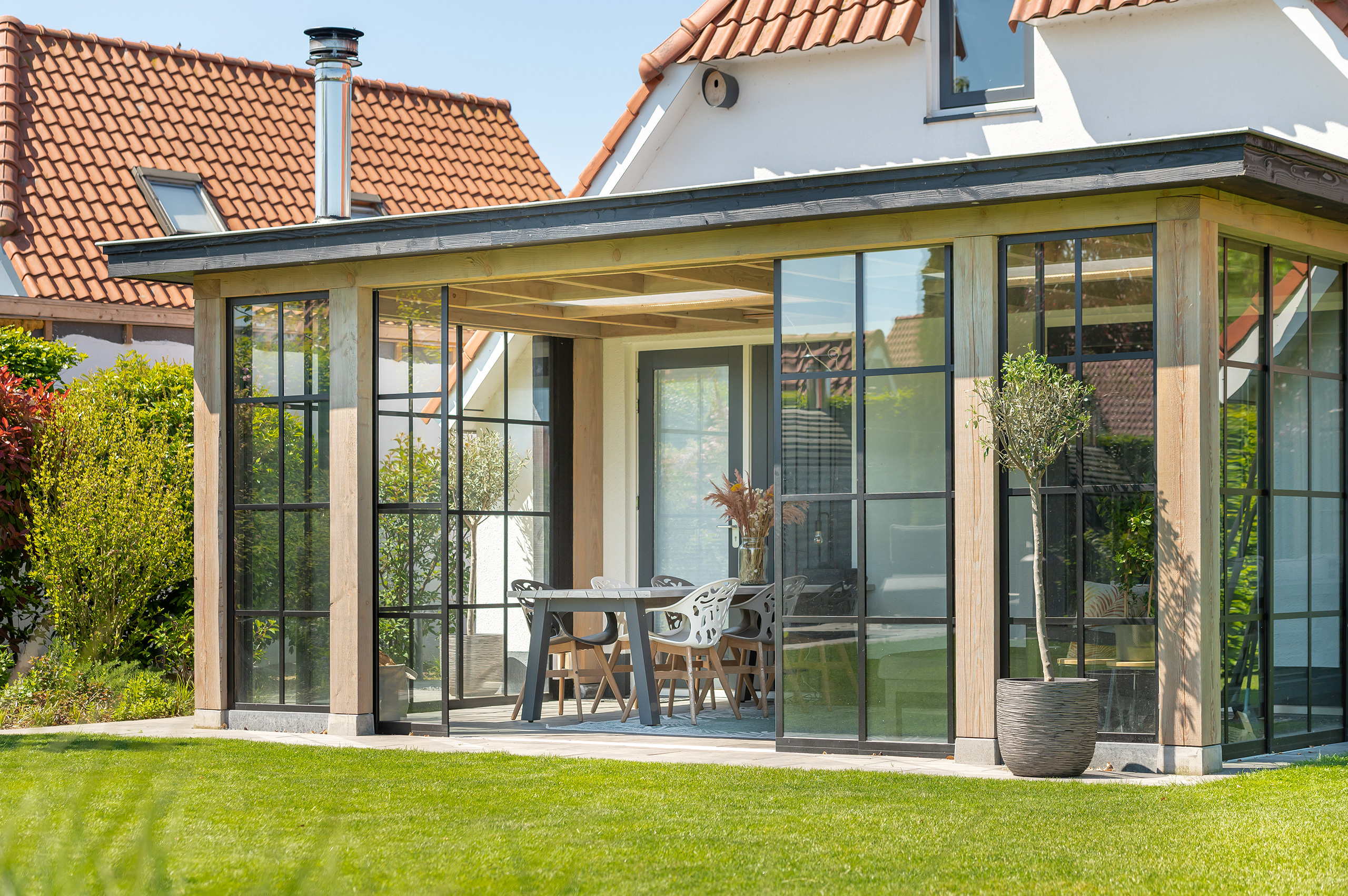 Overkapping met glazen schuifpuien