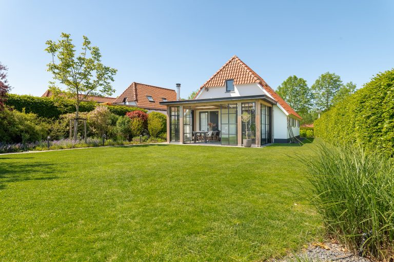 Overkapping aan huis met glazen schuifpuien in Lathum