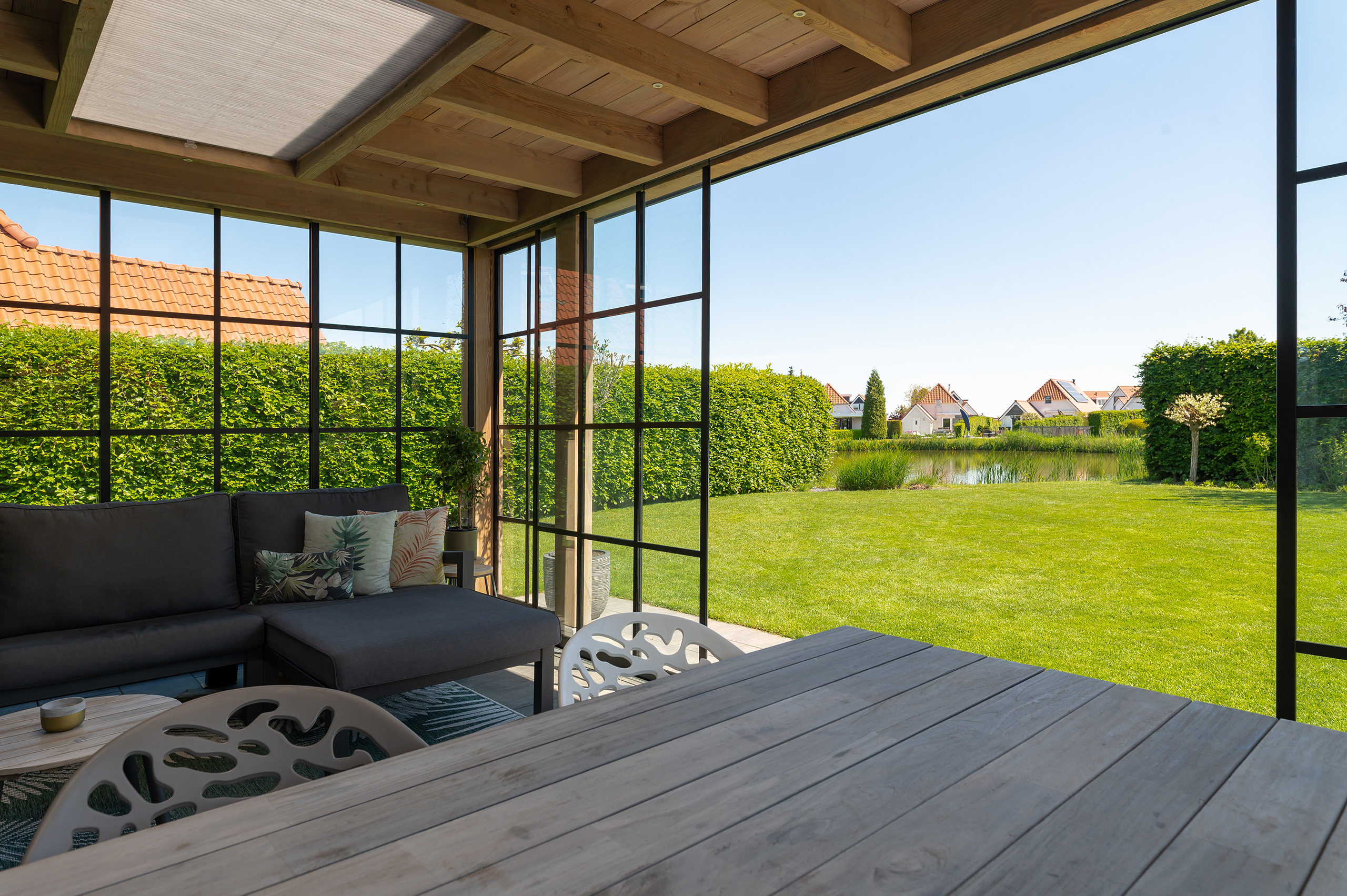 Buitenverblijf Lathum: overkapping aan huis