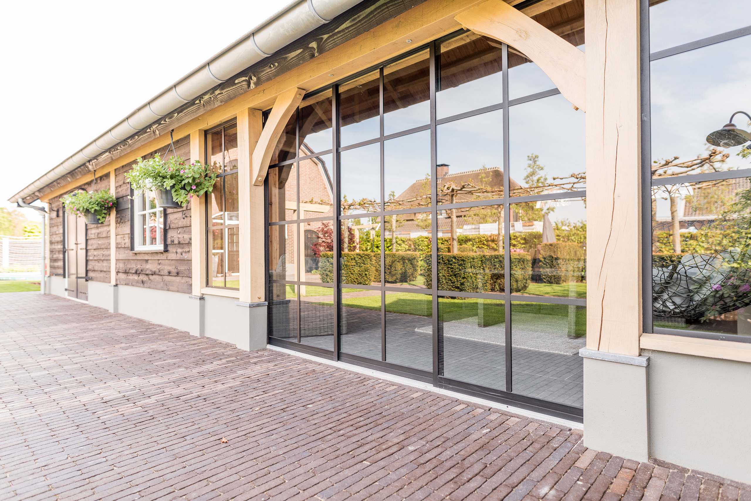 Wij realiseerden deze luxe houten tuinkamer in Kootwijkerbroek