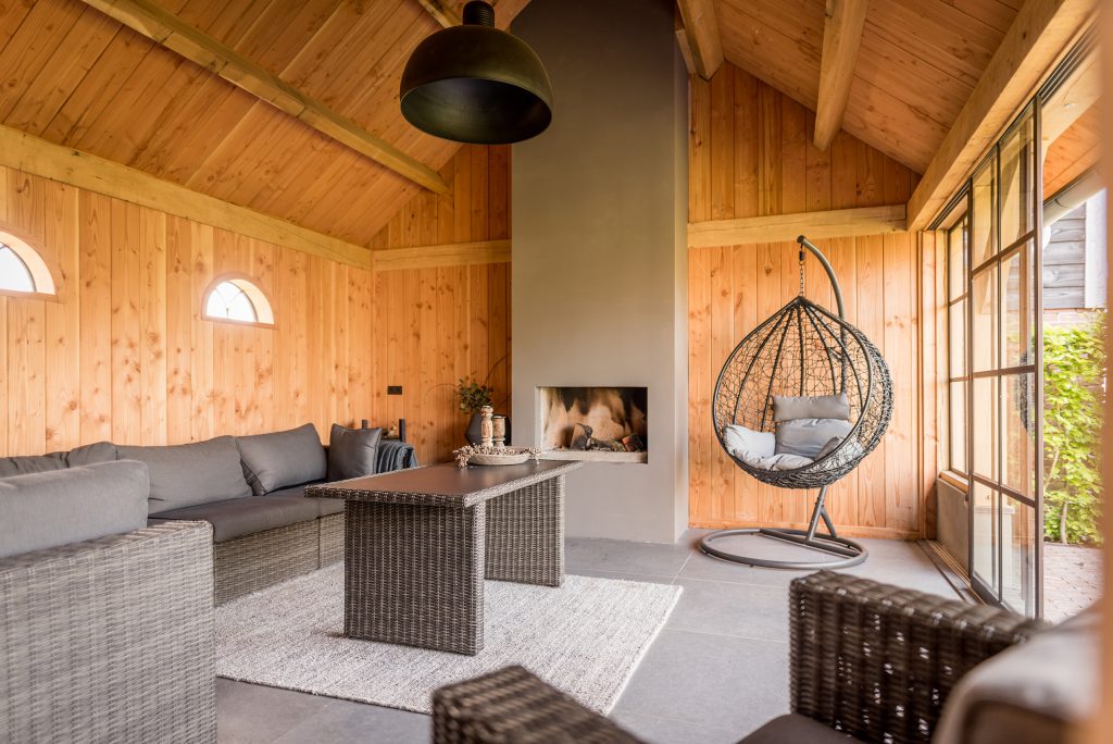 Houten tuinkamer met houten schuur in Kootwijkerbroek