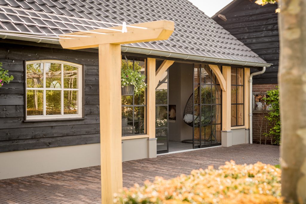 Houten schuur en tuinkamer in Kootwijkerbroek