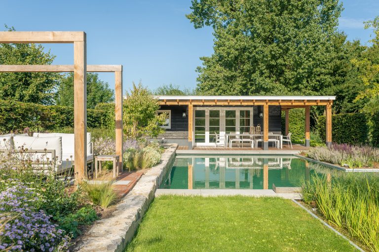 Houten tuinkamer met zwemvijver van Stantico Iconische Houtbouw