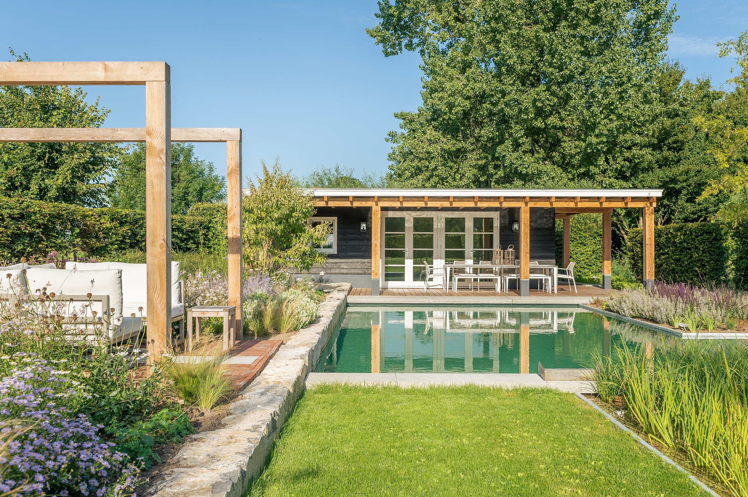 Houten tuinkamer met zwemvijver van Stantico Iconische Houtbouw