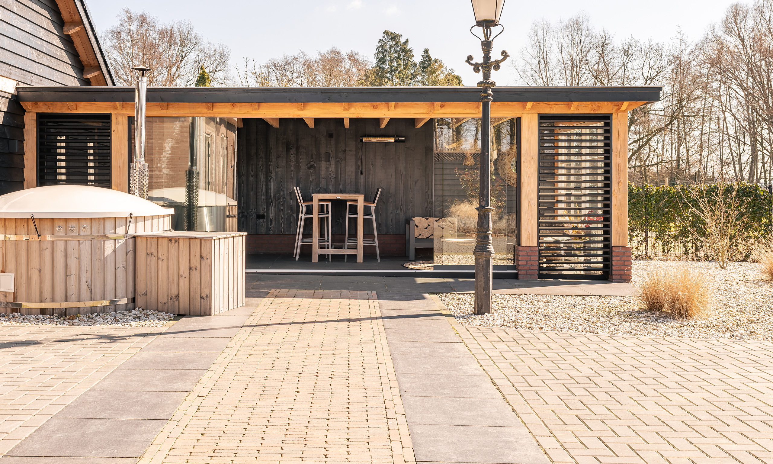 Tuinhuis met overkapping en veel glas