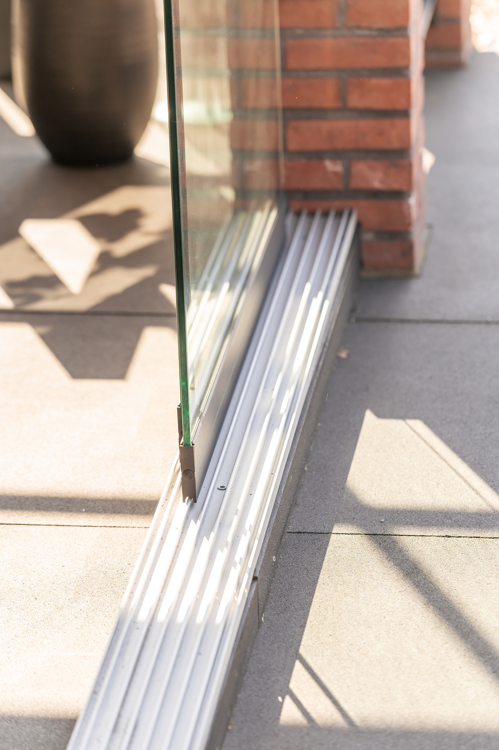 Glazen schuifpuien tuinhuis met overkapping