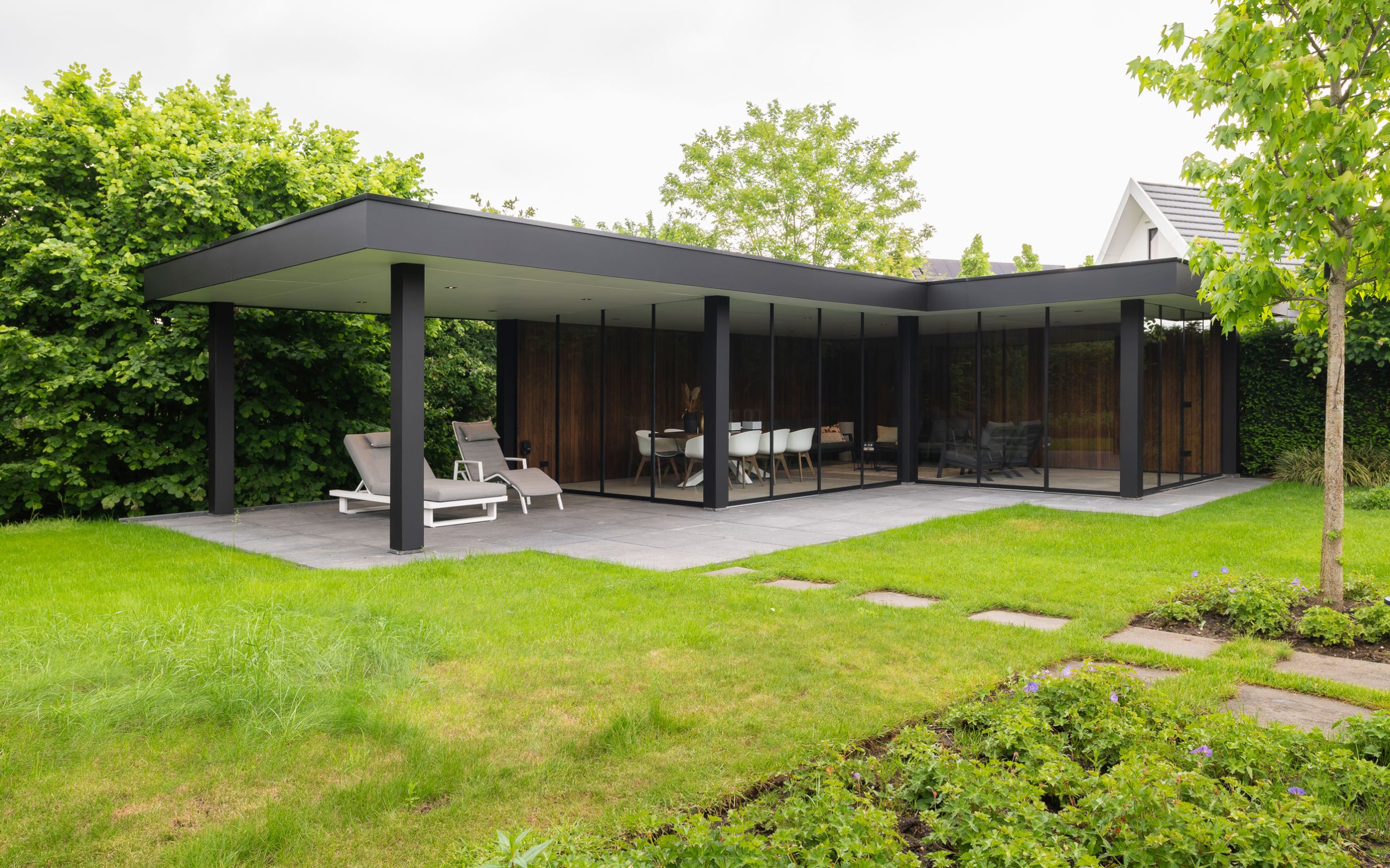 L-vormige tuinkamer of L-vorig tuinhuis? Bekijk dit project in Apeldoorn.