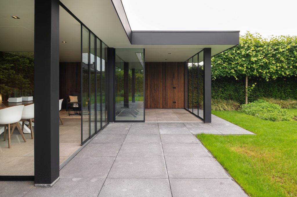 In Apeldoorn realiseerden wij dit L-vormig tuinhuis