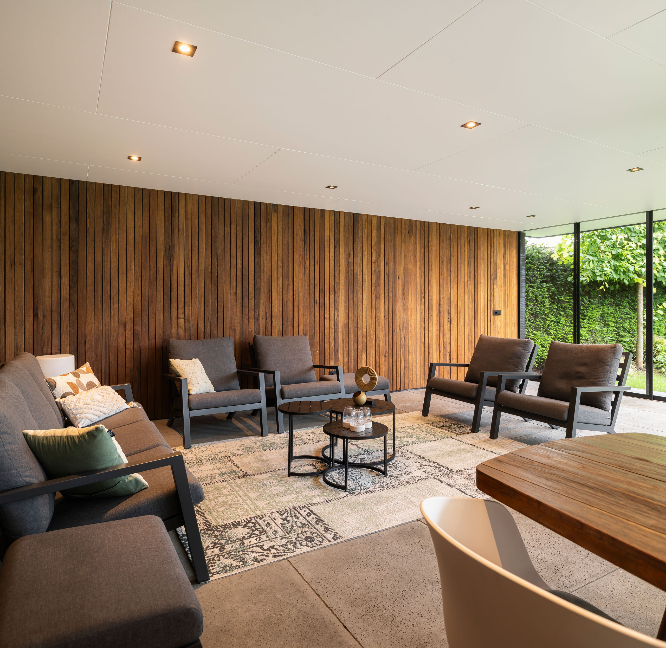 Deze L-vormige tuinkamer realiseerden wij in Apeldoorn