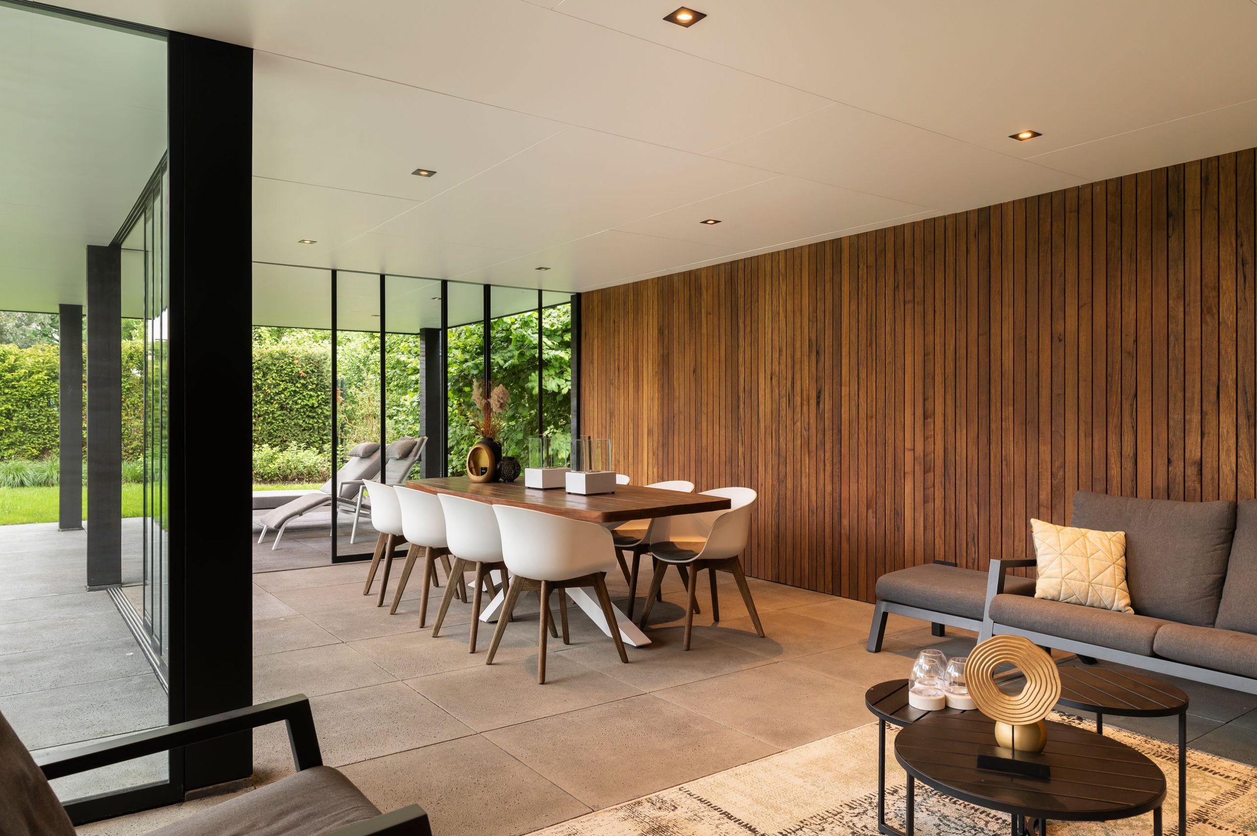 Gerealiseerd in Apeldoorn: L-vormig tuinhuis / L-vormige tuinkamer