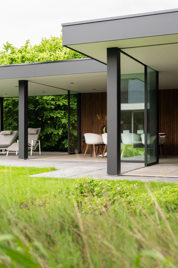 Maatwerk buitenverblijf: L-vormige tuinkamer Apeldoorn