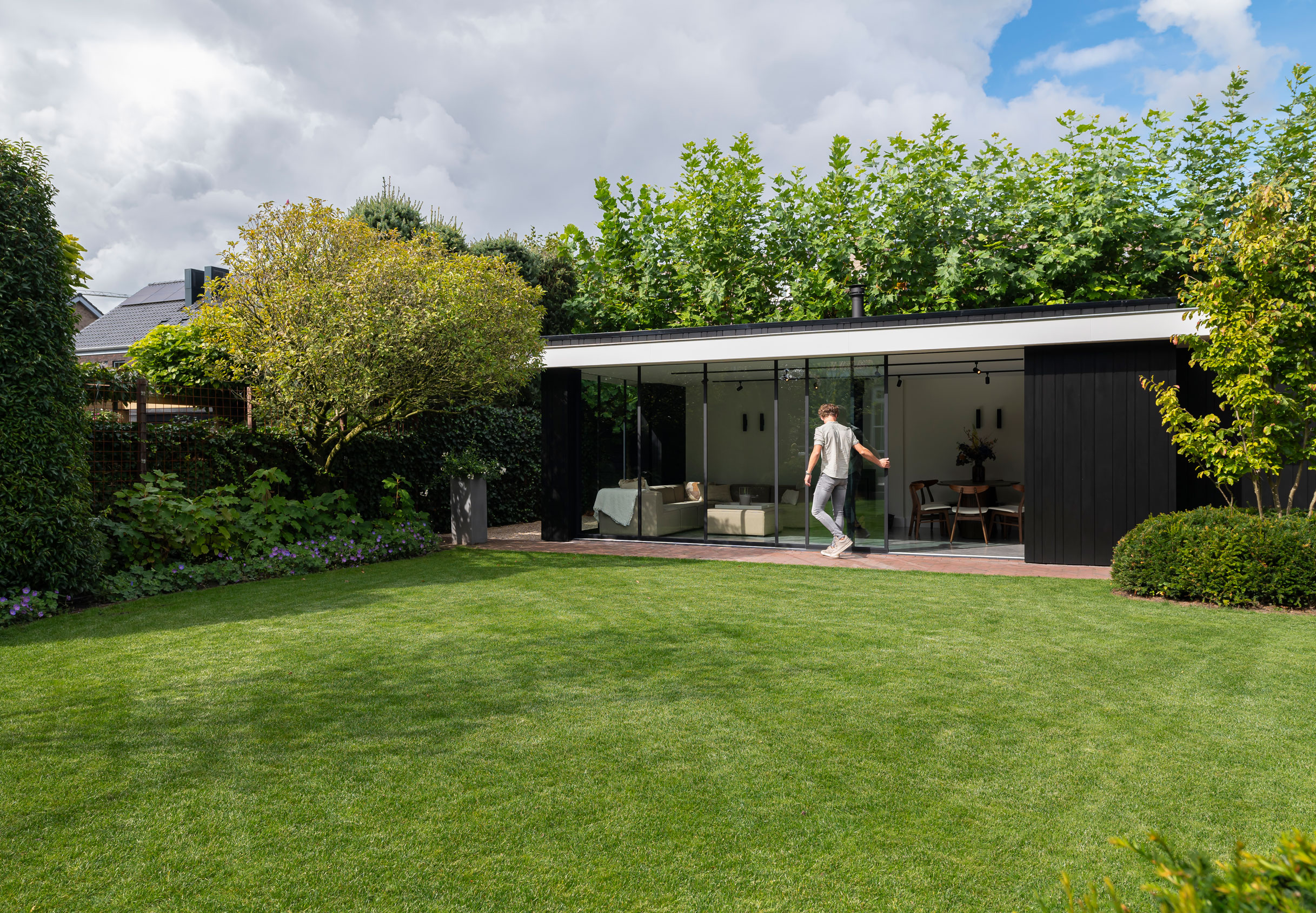 Bekijk meer van deze zwarte tuinkamer in Barnveld.