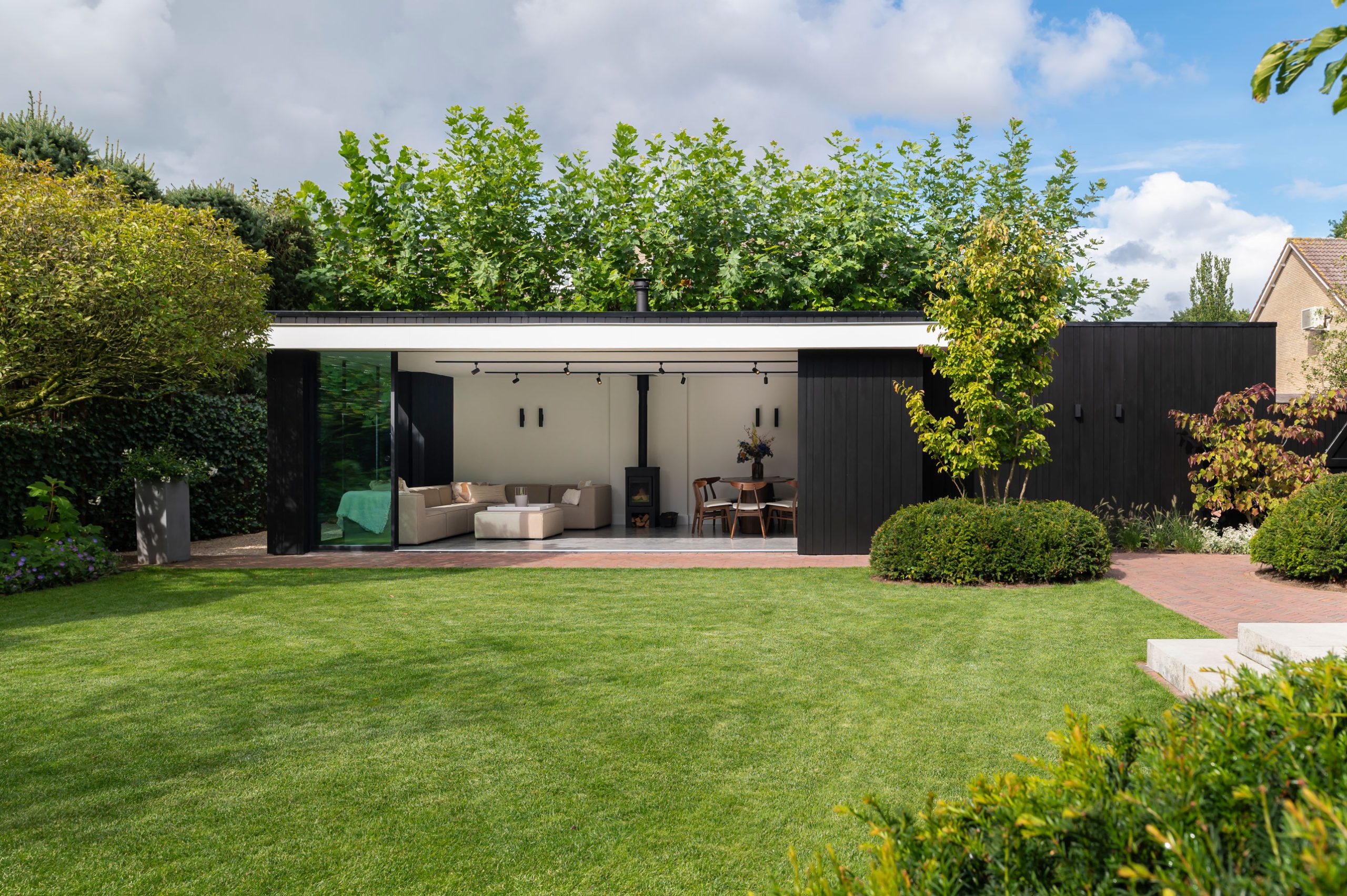Stantico realiseerde deze zwarte, moderne tuinkamer in Barneveld.
