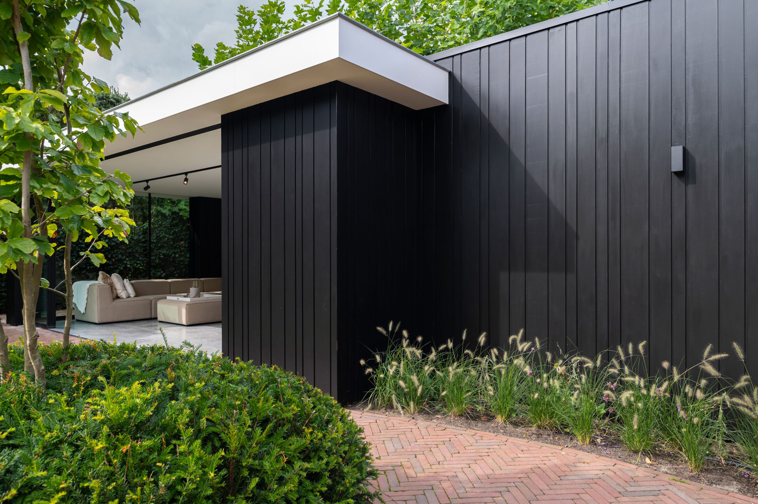 Moderne, zwarte tuinkamer in Barneveld gerealiseerd door Stantico