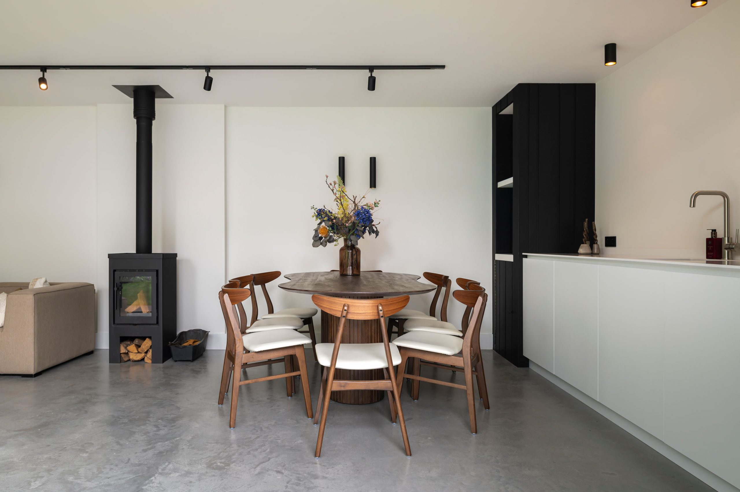 Moderne tuinkamer in Barneveld door Stantico iconische houten buitenverblijven