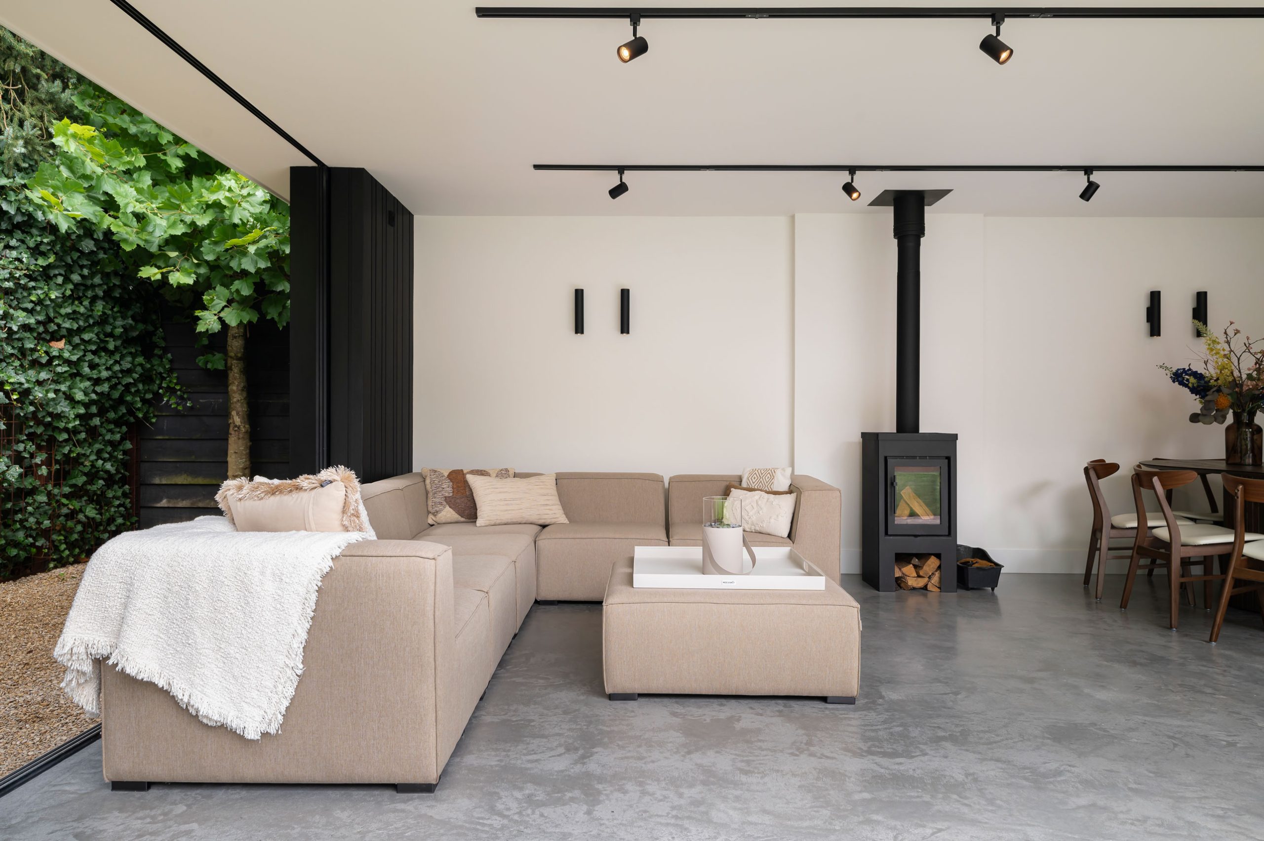 Stantico realiseerde deze zwarte, moderne tuinkamer in Barneveld.