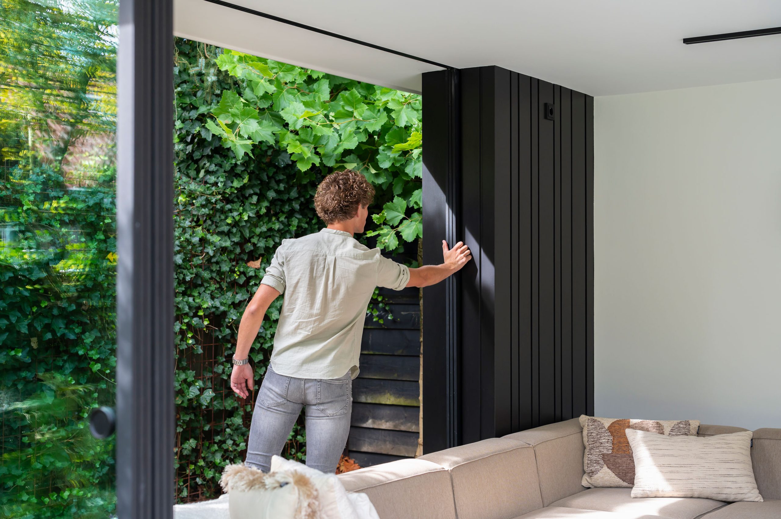 Zwarte, moderne tuinkamer in Barneveld door Stantico iconische houten buitenverblijven