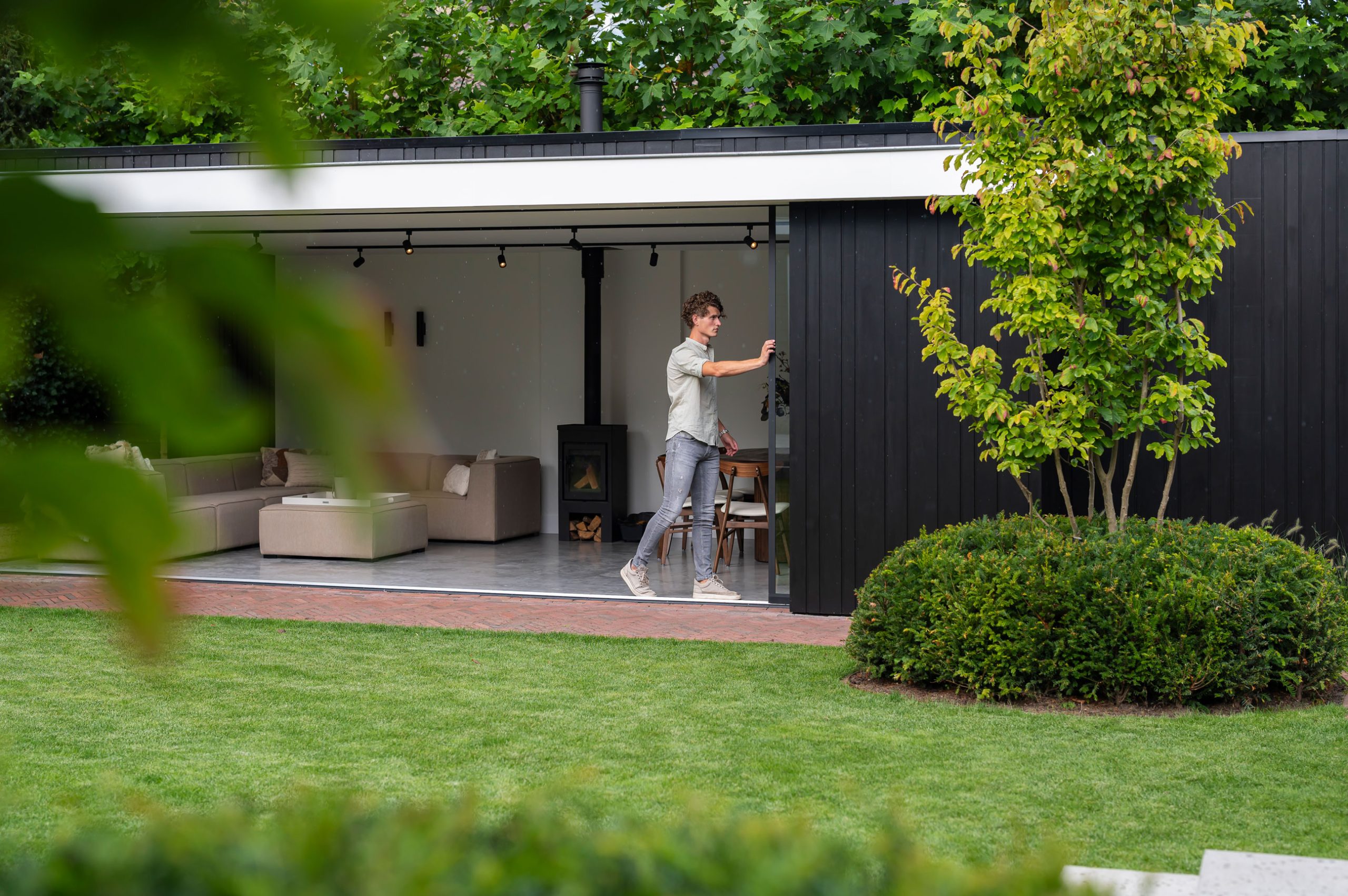 Stantico realiseerde deze zwarte, moderne tuinkamer in Barneveld.