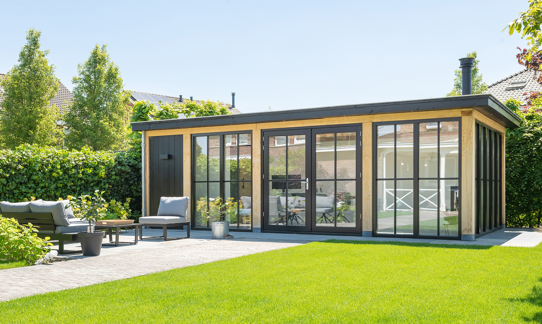 Houten tuinkantoor op maat? Stantico is specialist in luxe houten buitenverblijven.