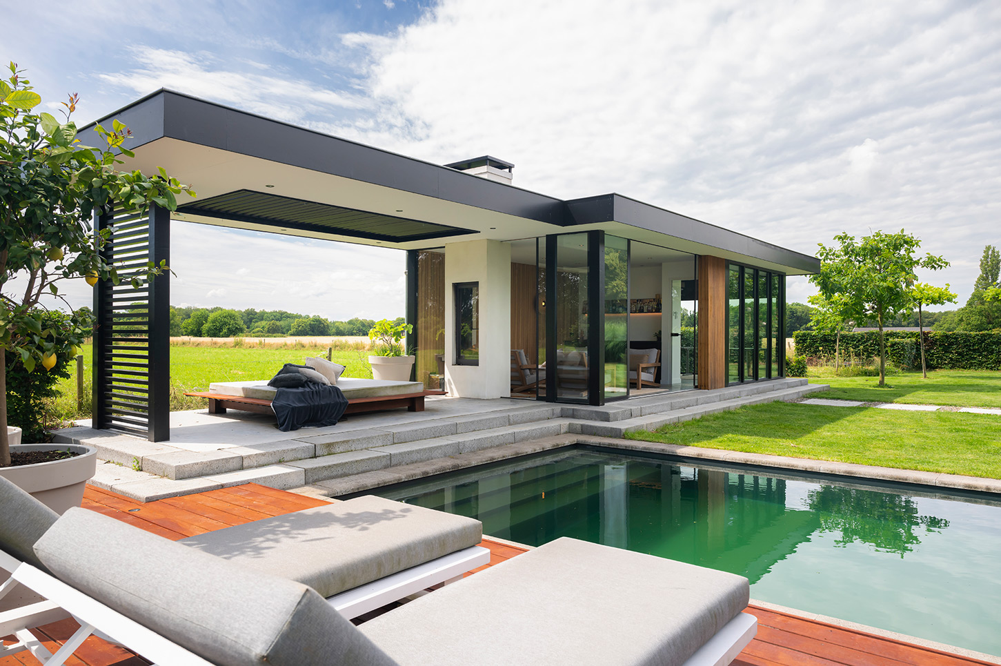 Luxe tuinkamer met zwembad in Beugen gerealiseerd door Stantico iconische houten buitenverblijven