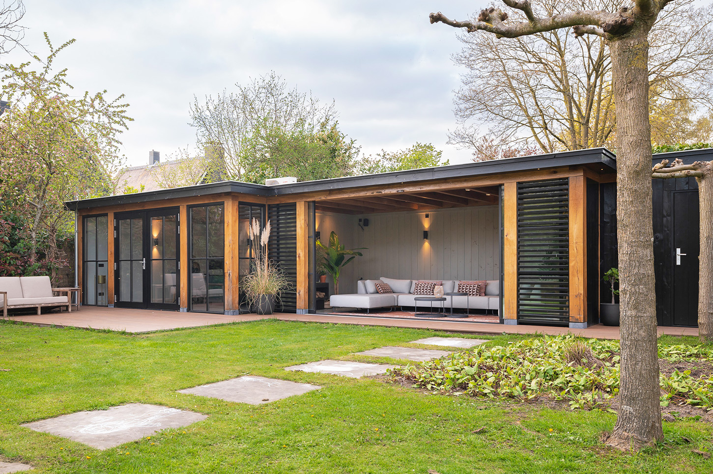 Luxe tuinkamer gerealiseerd door Stantico iconische houten buitenverblijven