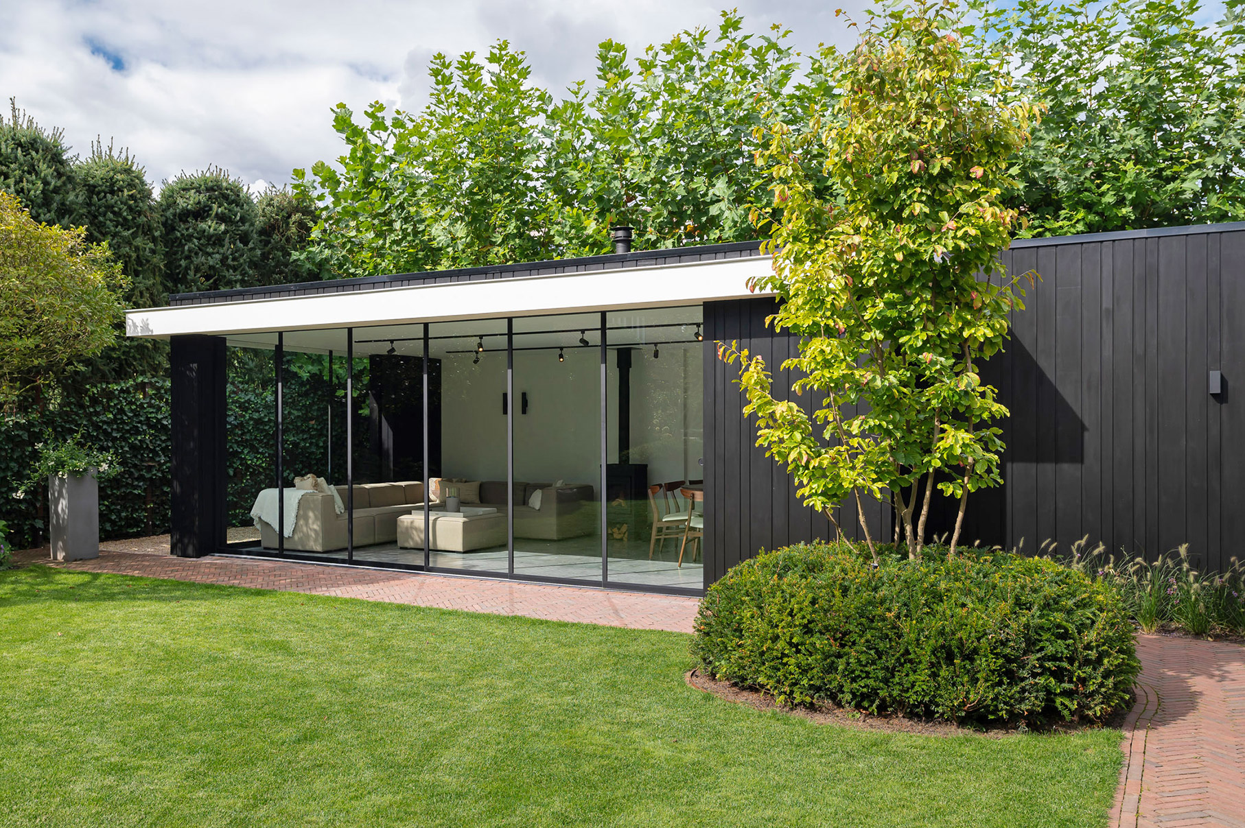 Interesse in een maatwerk houten buitenverblijf? Vraag het gratis Inspiratiemagazine van Stantico aan.