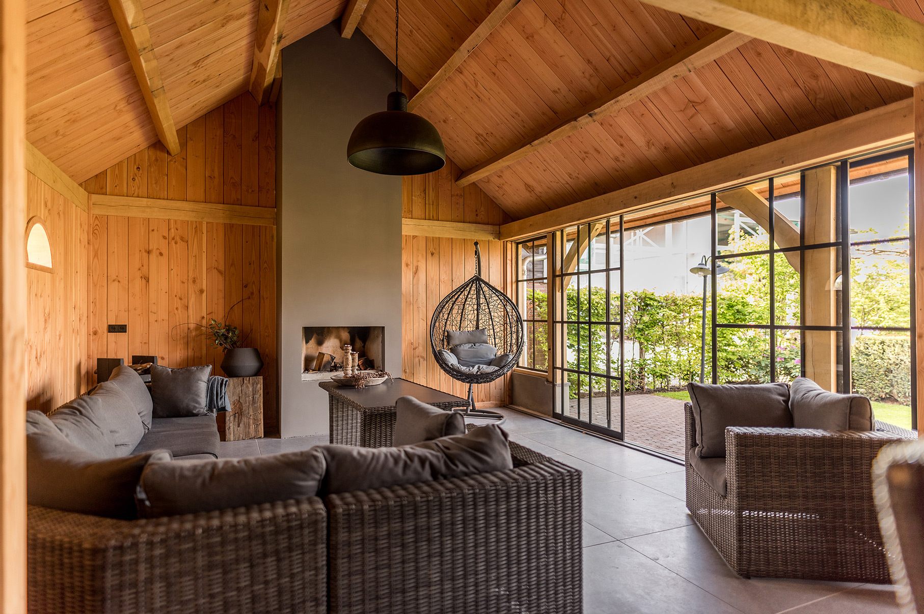 Houten schuur met overkapping? Stantico is uw specialist in maatwerk houten buitenverblijven.