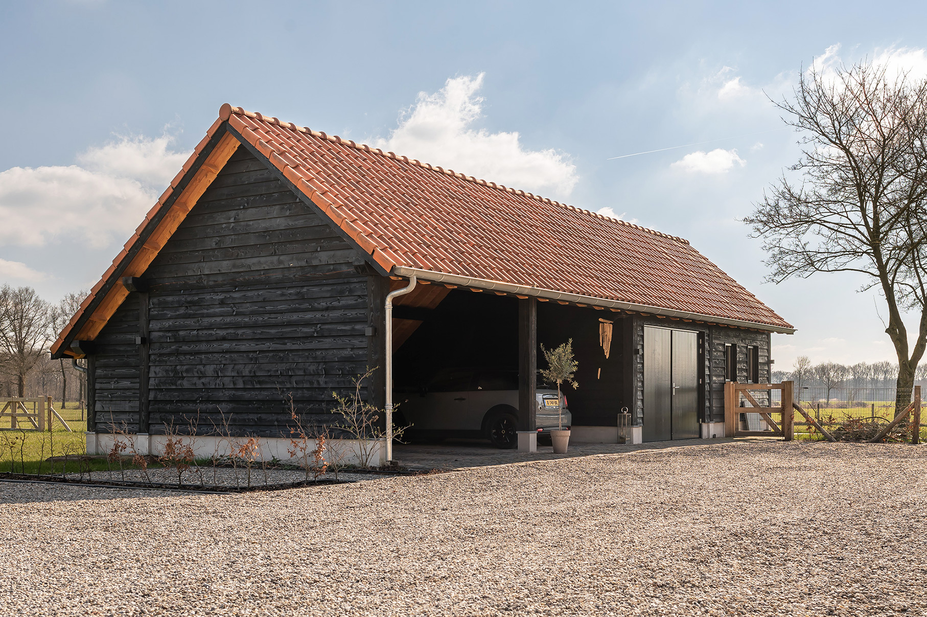 Specialist in uw maatwerk houten schuur met overkapping.