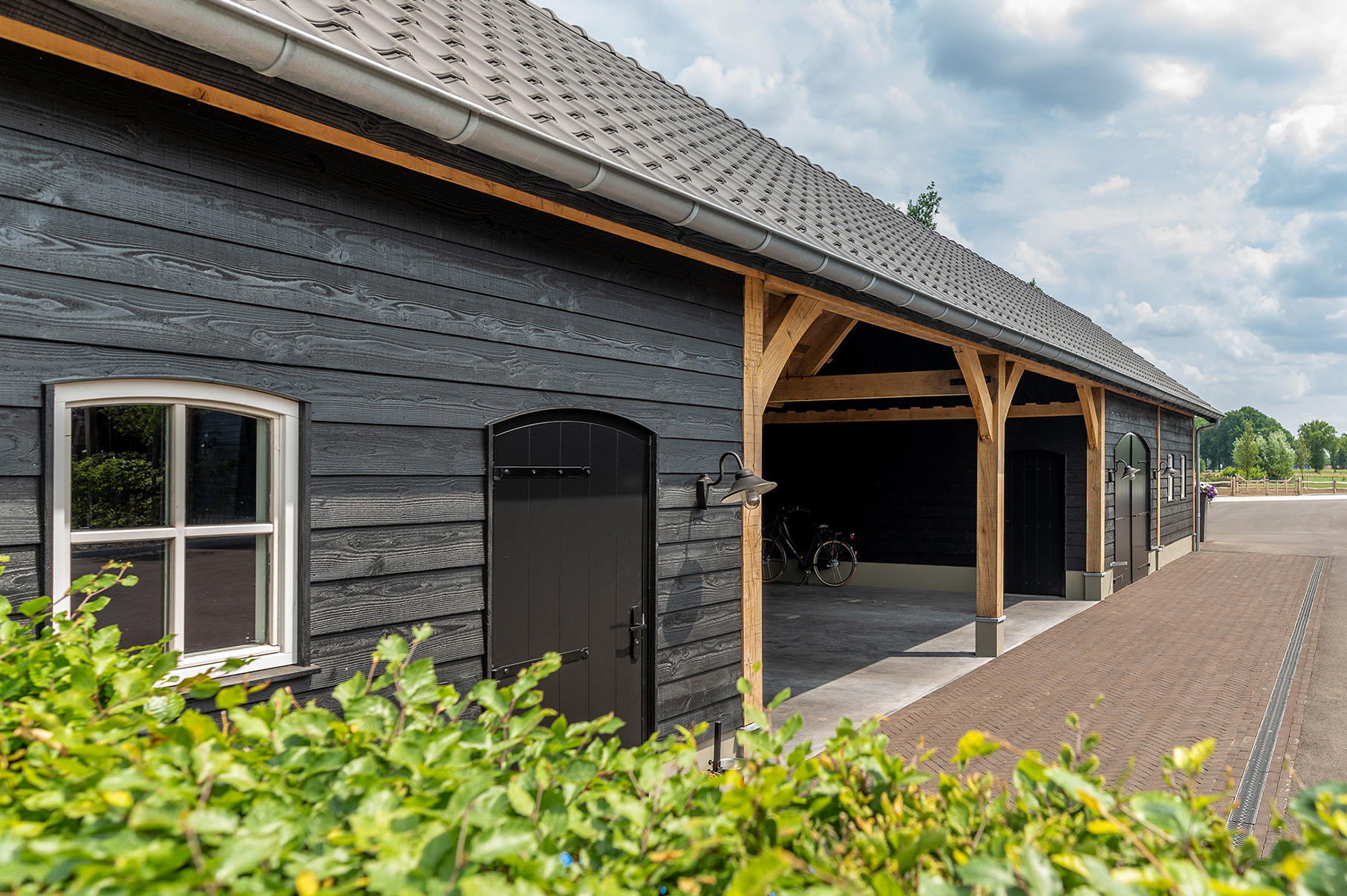 Landelijke houten schuur met overkapping?