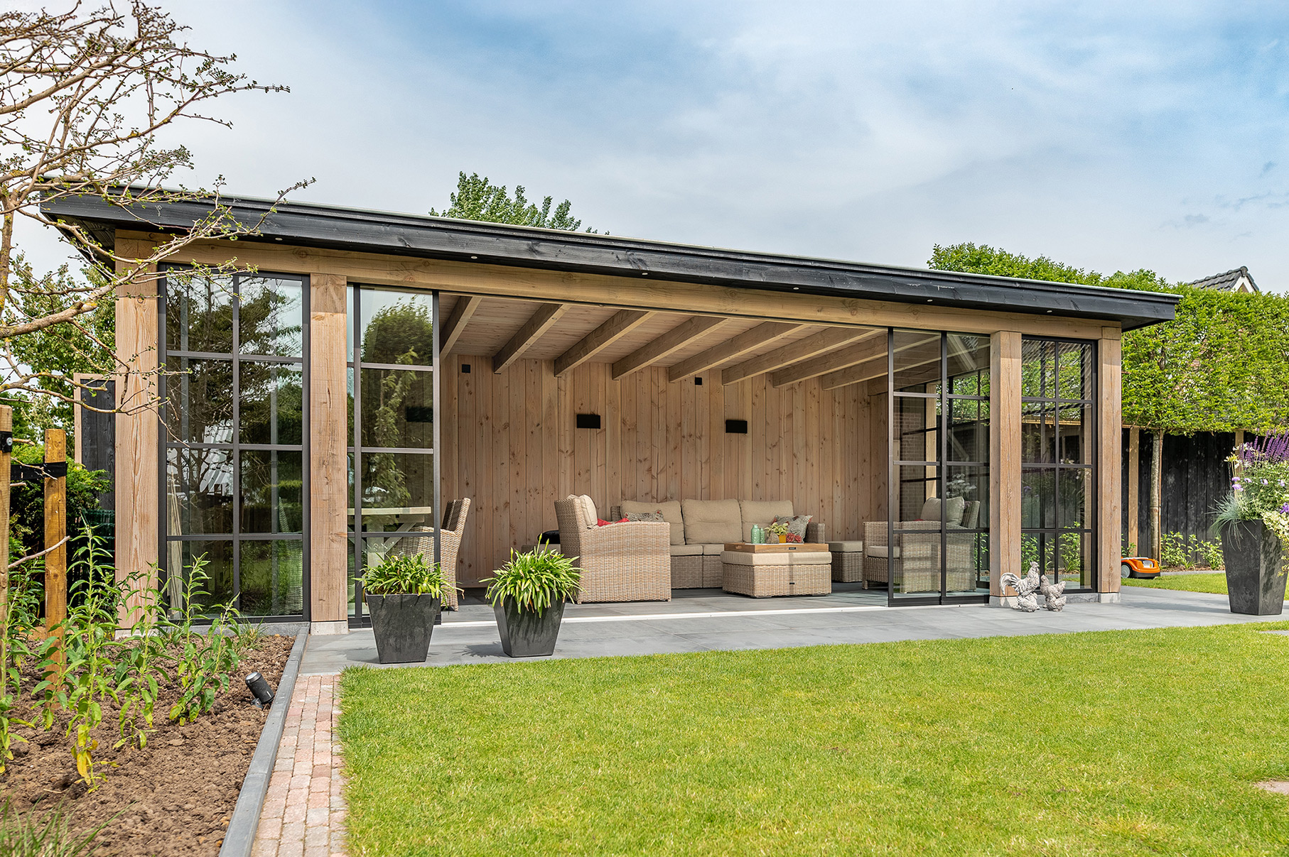 Houten veranda op maat? Stantico is specialist in iconische houten buitenverblijven.